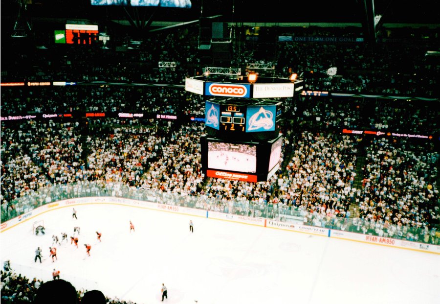 Scoreboard showing 13.5 seconds left with the Avalanche leading 3-1